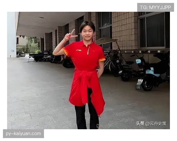 全红婵背着超大款包走进菜市场，我差点以为走错片场