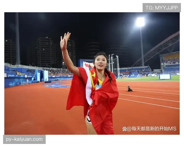 吴艳妮赛前涂睫毛膏的样子，真的不像练田径的？